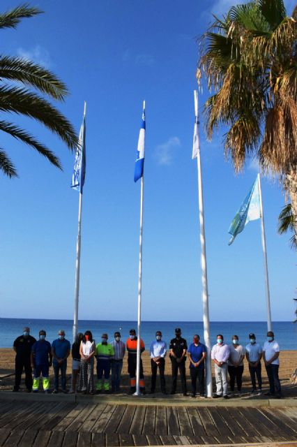 Mazarrón iza las banderas que ponen de manifiesto la calidad turística de sus playas
