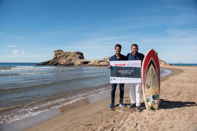 Doce surfistas llegados de toda españa se forman en Mazarrón para obtener el título de entrenador nacional