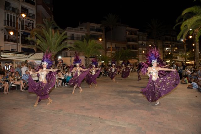 Miles de personas disfrutan del Carnaval de Verano en Puerto de Mazarrón