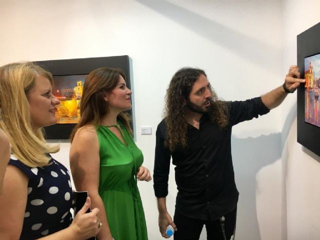 La consejera de Cultura visita en Mazarrón la exposición 'Aqua' del pintor realista Carlos Montero