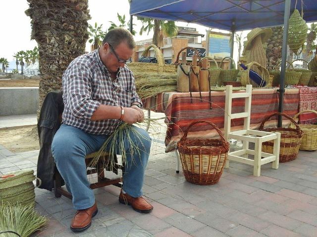 Vuelve el mercado artesano al paseo marítimo de Puerto de Mazarrón