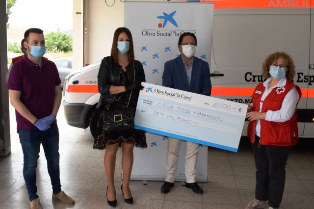 Obra social 'La Caixa' dona 4.500 euros a Cáritas Mazarrón y 6.000 euros a Cruz Roja para bancos de alimentos