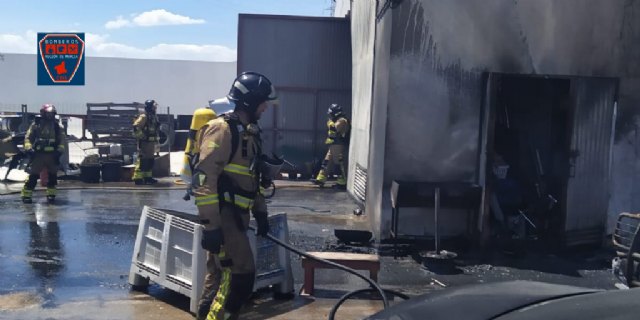 Incendio declarado en almacén de vehículos en Mazarrón