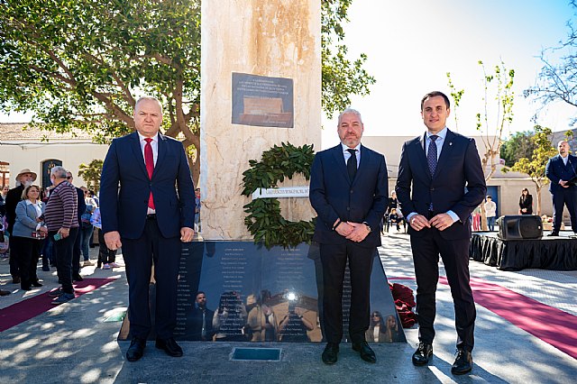 Mazarrón honra la memoria de sus mineros fallecidos en accidentes laborales con la inauguración de un monumento en la Plaza del Salitre