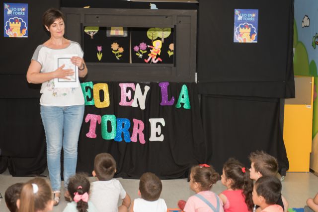 El proyecto 'Mochilas viajeras' del CEIP Bahía incentiva la lectura compartida entre generaciones