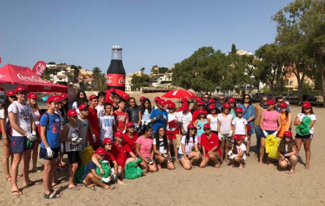 50 voluntarios de Cruz Roja participan en Bolnuevo en un proyecto medioambiental que combate la presencia de residuos plásticos en playas
