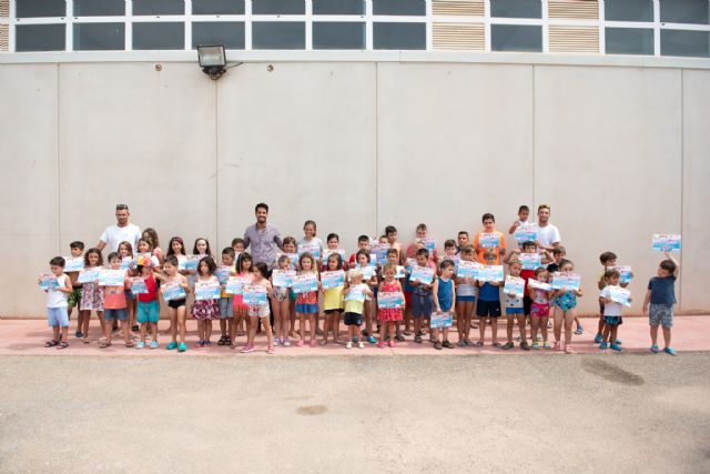 80 alumnos completan su formación en el primer curso de natación municipal