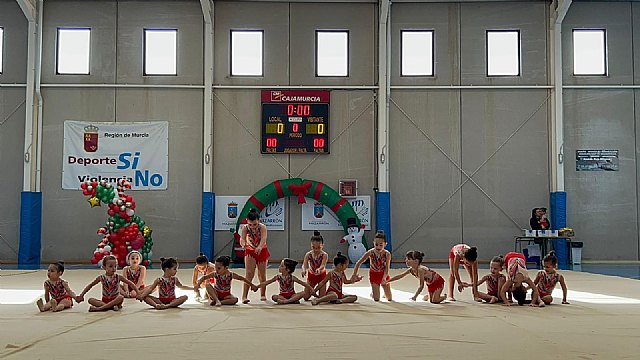 Sesión de fin de trimestre de la escuela deportiva municipal de gimnasia rítmica