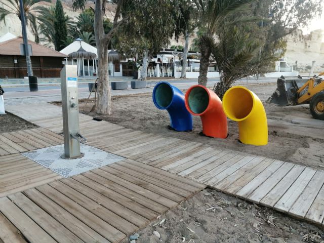 El ayuntamiemto instala nuevas papeleras de separación de residuos en las playas