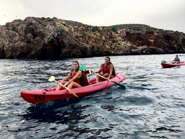 Solidaridad y diversión en el i paseo canino en kayak de puerto de Mazarrón