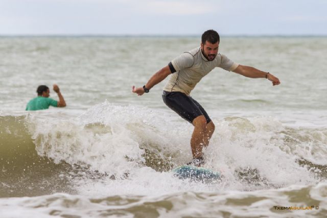 La novena edición del campeonato de surfito conquista la playa de la Reya