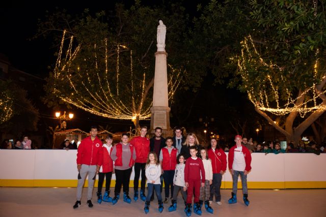 La pista de patinaje ambienta la Navidad en el jardín de la Purísima