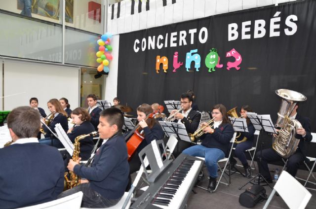 La banda escuela de música interactúa con el público infantil