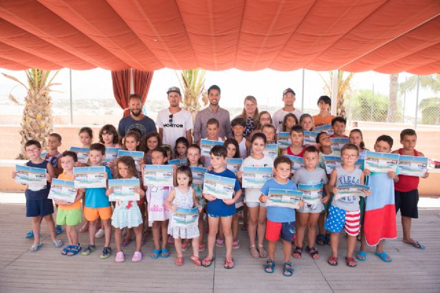 Cuarenta niños finalizan el primero de los tres cursos municipales de natación