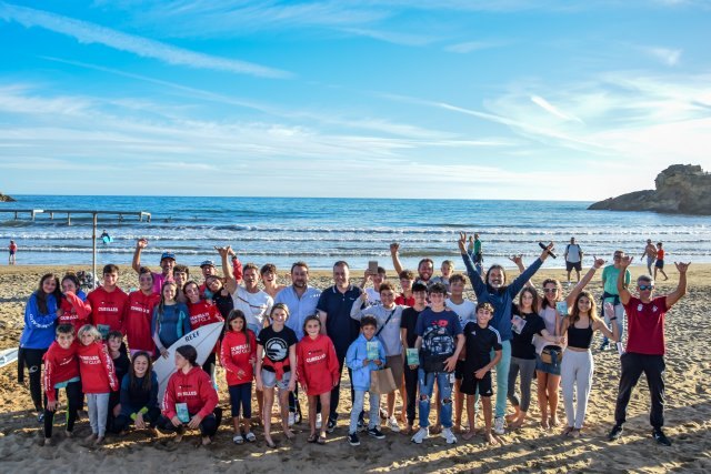 La decimotercera edición del evento deportivo destaca el talento y pasión de los surfistas en las costas de Bahía de Mazarrón