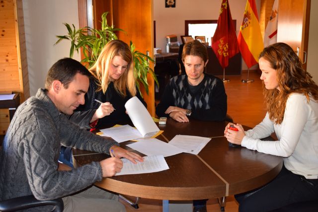 Convenio con cáritas de Puerto de Mazarrón para prestar ayuda a personas necesitadas