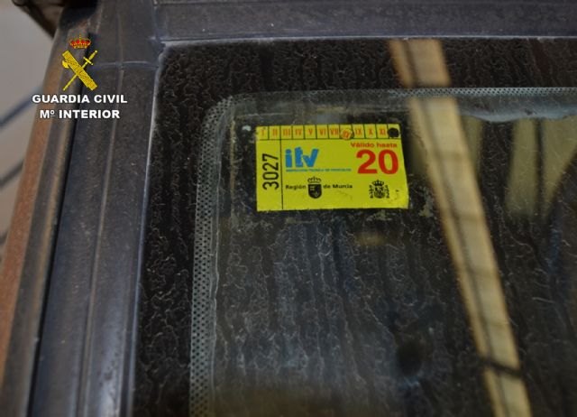 La Guardia Civil investiga a un conductor por delito de falsedad documental de la pegatina de la ITV, en Mazarrón