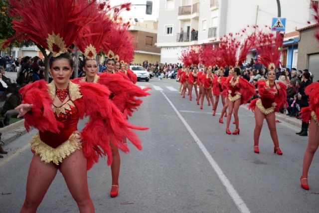 Las peñas locales ofrecen su mejor versión en un colorista y divertido desfile de carnaval