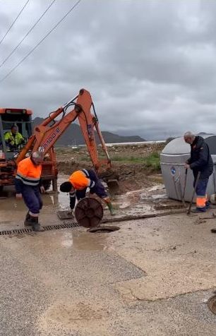 El ayuntamiento de Mazarrón sigue trabajando a pleno rendimiento para evitar que la lluvia cause desperfectos