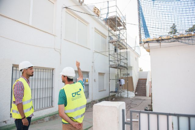 Rehabilitan las cubiertas del techado del CEIP Manuela Romero
