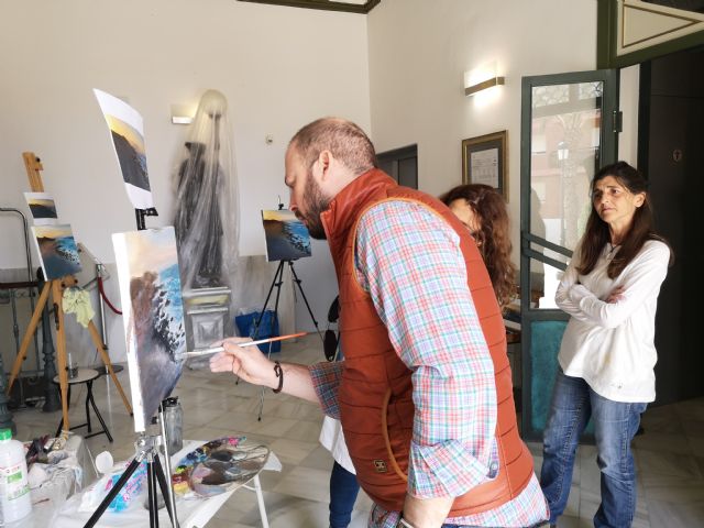 Una veintena de alumnos aprende técnicas de pintura junto a Cristóbal Pérez