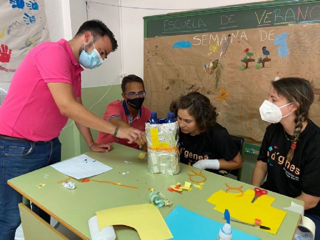 El alcalde de Mazarrón visita la Escuela de Verano Inclusiva que está desarrollando D´Genes en este municipio