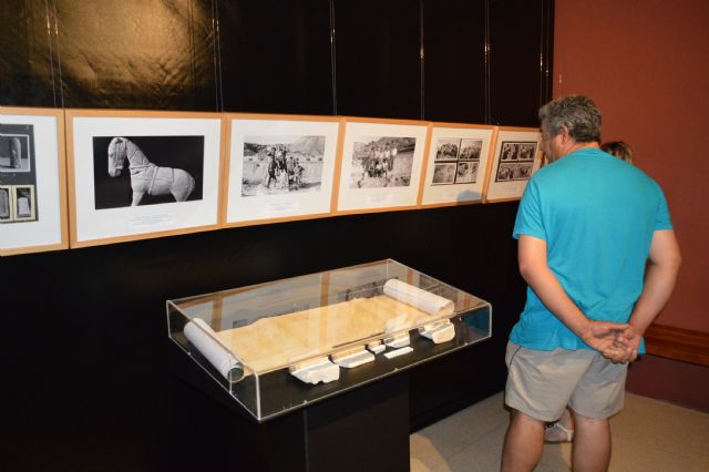 La sala de exposiciones de la Factoría Romana abre con una muestra sobre el arqueólogo descubridor del Cigarralejo