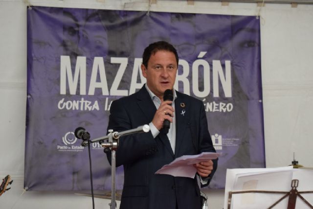 Mazarrón se une contra la violencia de género con una celebración final en la plaza del ayuntamiento