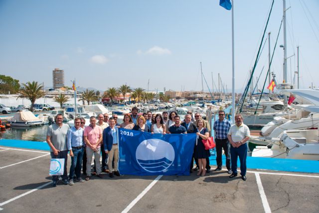 Turismo entrega en Mazarrón las banderas azules que ondearán en playas y puertos este verano