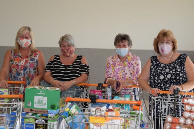 Voluntarias británicas recolectan más de 25 carros de alimentos para Cáritas