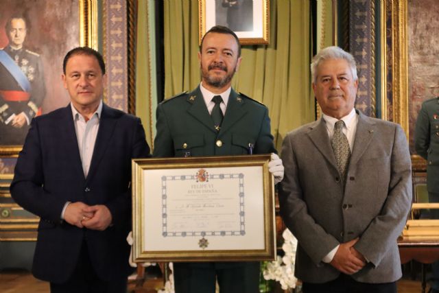Acto de entrega de la Cruz de la Orden del Mérito Civil para D. Alfredo Burbano Ceres