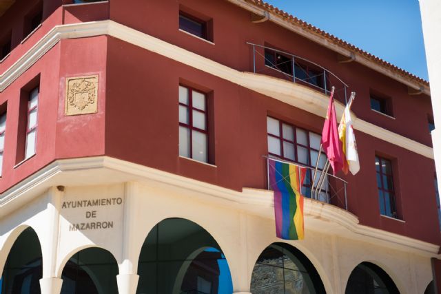 La bandera LGTB ondea en la fachada del ayuntamiento