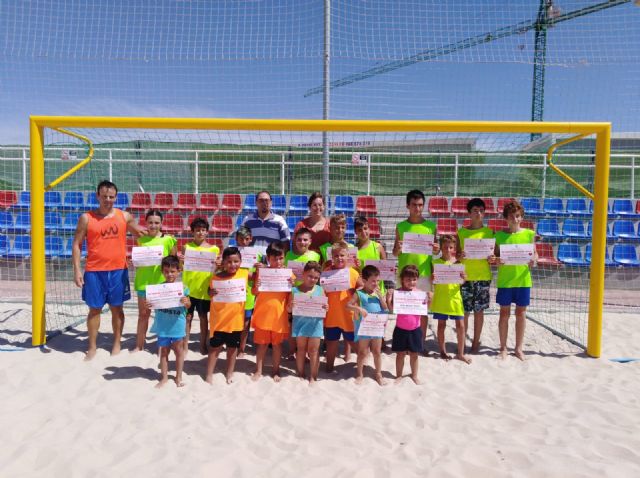 25 niños y niñas participan en el IV campus regional de fútbol playa