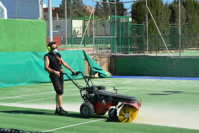 Mejoras en la pista de tenis del polideportivo