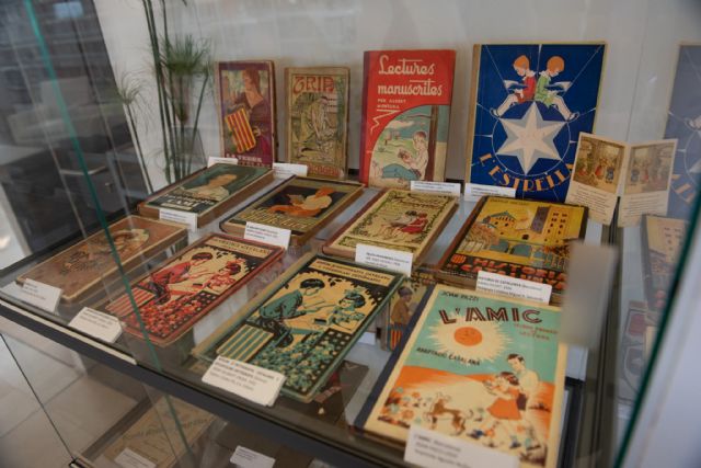 La biblioteca de Mazarrón amplía la muestra que recopila libros de la vieja escuela