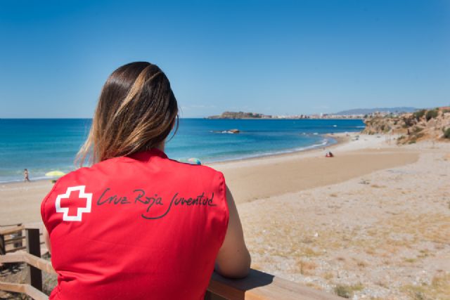 30 adolescentes integran un proyecto de Cruz Roja y ayuntamiento para colaborar en el mantenimiento de las playas