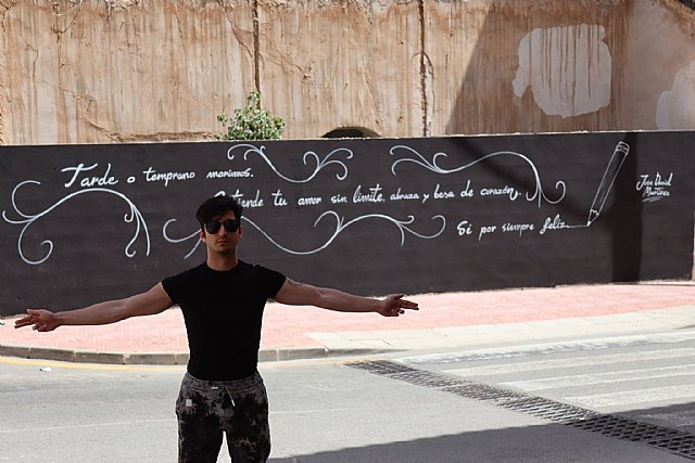 Un músico murciano obtiene millones de visitas y le pintan un muro con sus versos