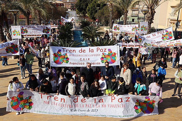 Los colegios del municipio celebran el d铆a escolar de la no violencia y la paz