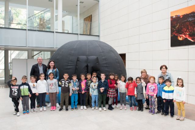 Cerca de 600 alumnos de infantil y primaria visitan el planetario instalado en el centro cultural