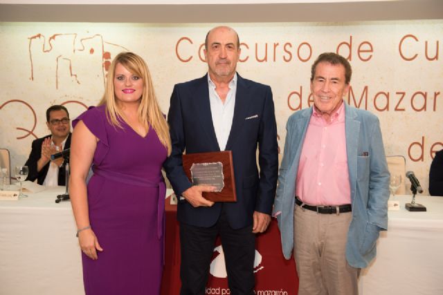 Miguel Sánchez Robles recibe su premio como ganador de los XXXIII cuentos 'Villa de Mazarrón'