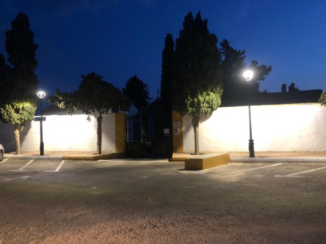 El cementerio de Puerto de Mazarrón estrena 12 farolas con luminarias tipo led